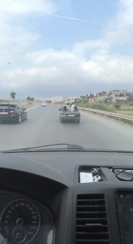 Çocukların, arka camı olmayan TOFAŞ'tan dışarı çıkarak yaptıkları ölümüne yolculuk kamerada (Fotoğraflı) Ogün Aslan HATAY (İHA) - Hatay'da arka camı olmayan TOFAŞ'ın arka kısmından dışarı sarkan çocukların trafikteki tehlikeli yolculukları kameraya yansıdı. Trafiği tehlikeye düşüren görüntüler üzerine sürücüye 7 bin 97 TL trafik cezası uygulandı. Olay, 29 Temmuz tarihinde Arsuz ilçesinde yaşandı. Trafikte seyir halinde ilerleyen arka camı olmayan TOFAŞ'tan dışarıya çıkan çocuklar, kendi canlarını ve trafiği tehlikeye attılar. Korku dolu anların sosyal medyada paylaşılması üzerine polis ekipleri konuyla ilgili çalışma başlattı. Yapılan çalışmalarda; araç sürücüsünün yabancı uyruklu S.M. olduğu tespit edildi. Sürücüye 2918 sayılı Karayolları Trafik Kanunu'nun ilgili maddeleri gereği toplam 7 bin 97 lira idari para cezası kesildi. Ayrıca sürücü hakkında TCK 179/2 maddesinden "trafik güvenliğini tehlikeye sokmak" suçundan işlem yapıldı.
