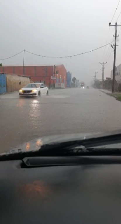 Hatay'da Aniden Bastıran Yağmur Araçları Mahsur Bıraktı