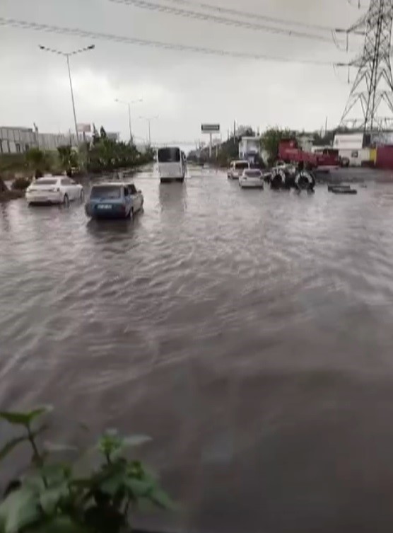 Hatay'da Aniden Bastıran Yağmur Araçları Mahsur Bıraktı