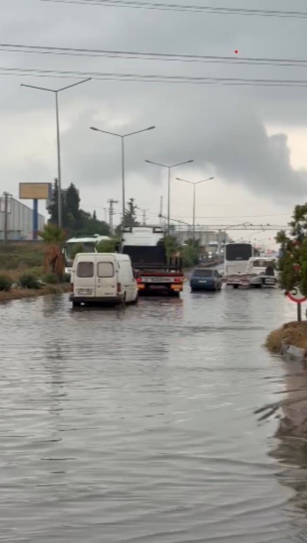 Hatay'da Aniden Bastıran Yağmur Araçları Mahsur Bıraktı