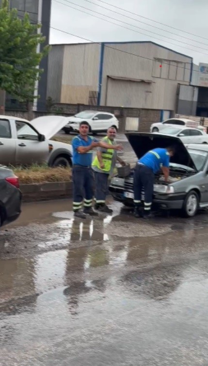 Hatay'da Aniden Bastıran Yağmur Araçları Mahsur Bıraktı