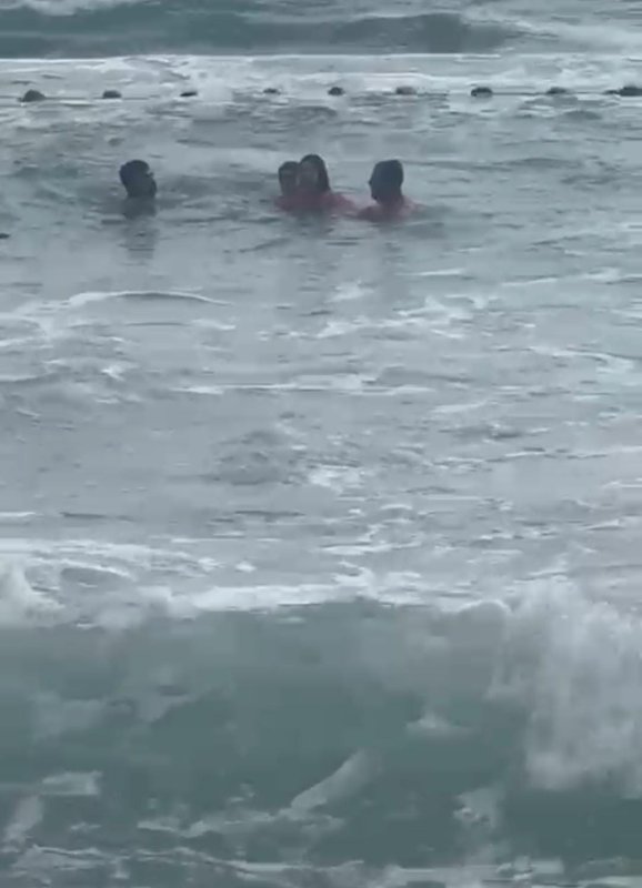 Boğulma tehlikesi yaşayan 2 kız çocuğunun kurtarılma anları kamerada (Fotoğraflı – Görüntülü) Arzu Kübra Doğan HATAY (İHA) - Hatay'da serinlemek için girdikleri denizde boğulma tehlikesi yaşayan 2 kız çocuğunun kurtarılma anları kameraya yansıdı. Cankurtaran tarafından kurtarılan çocukların hayati tehlikelerinin olmadığı öğrenildi. Hava sıcaklığının 40 dereceyi geçtiği Hatay'da serinlemek isteyen 2 kız çocuğu, Samandağ ilçesi Çevlik sahilinde denize girdi. Bir süre sonra 2 çocuk, rip akıntısına (gelgit) kapıldı. Denizde rip akıntısı nedeniyle 2 kız çocuğunun çırpınmasını fark eden Hatay Büyükşehir Belediyesi İtfaiye Daire Başkanlığı cankurtaran ekibi, denize girerek kurtarma çalışması başlattı. Boğulma tehlikesi yaşayan 2 kız çocuğunun akıntı içerisindeki korku dolu anları ise kameraya yansıdı. İtfaiye ve cankurtaranın müdahalesiyle kıyıya çıkarılan çocuklara ilk müdahale sahilde yapıldı. Ardından hastaneye sevk edilen çocukların hayati tehlikelerinin olmadığı öğrenildi.