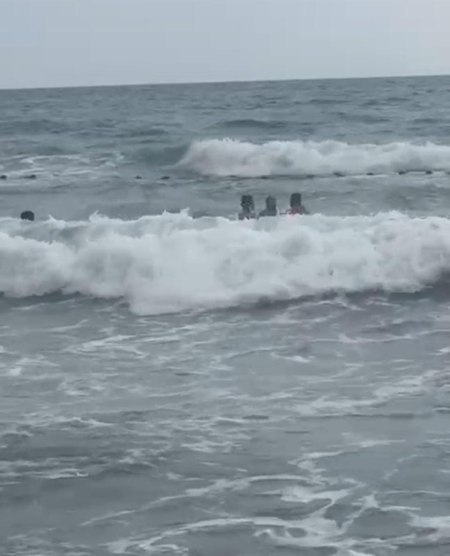 Boğulma tehlikesi yaşayan 2 kız çocuğunun kurtarılma anları kamerada (Fotoğraflı – Görüntülü) Arzu Kübra Doğan HATAY (İHA) - Hatay'da serinlemek için girdikleri denizde boğulma tehlikesi yaşayan 2 kız çocuğunun kurtarılma anları kameraya yansıdı. Cankurtaran tarafından kurtarılan çocukların hayati tehlikelerinin olmadığı öğrenildi. Hava sıcaklığının 40 dereceyi geçtiği Hatay'da serinlemek isteyen 2 kız çocuğu, Samandağ ilçesi Çevlik sahilinde denize girdi. Bir süre sonra 2 çocuk, rip akıntısına (gelgit) kapıldı. Denizde rip akıntısı nedeniyle 2 kız çocuğunun çırpınmasını fark eden Hatay Büyükşehir Belediyesi İtfaiye Daire Başkanlığı cankurtaran ekibi, denize girerek kurtarma çalışması başlattı. Boğulma tehlikesi yaşayan 2 kız çocuğunun akıntı içerisindeki korku dolu anları ise kameraya yansıdı. İtfaiye ve cankurtaranın müdahalesiyle kıyıya çıkarılan çocuklara ilk müdahale sahilde yapıldı. Ardından hastaneye sevk edilen çocukların hayati tehlikelerinin olmadığı öğrenildi.
