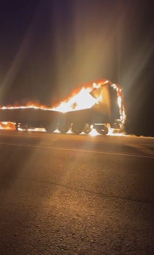 Alevlere teslim olan tır yanarak kullanılamaz hale geldi (Fotoğraflı) Mehmet İhsan Çakar HATAY (İHA) - Hatay’ın Kırıkhan ilçesinde alevlere teslim olan tır, yanarak kullanılamaz hale geldi. Yangın, Kırıkhan ilçesinde Kırıkhan - Reyhanlı yolu mevkiinde yaşandı. Seyir halde olan tır, motor kısmından yanmaya başladı. Kısa sürede yangının büyümesiyle tır, alevlere teslim oldu. Tırın yandığını gören çevredekiler durumu 112 Acil Çağrı Merkezi’ne ihbarda bulundu. İhbar üzerine olay yerine Hatay Büyükşehir Belediyesine bağlı itfaiye ekipleri sevk edildi. Kısa sürede bölgeye gelen itfaiye ekiplerinin müdahalesiyle yangın söndürüldü. Çıkan yangında alevlere teslim olan tır kullanılamaz hale geldi.