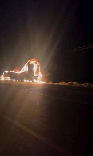 Alevlere teslim olan tır yanarak kullanılamaz hale geldi (Fotoğraflı) Mehmet İhsan Çakar HATAY (İHA) - Hatay’ın Kırıkhan ilçesinde alevlere teslim olan tır, yanarak kullanılamaz hale geldi. Yangın, Kırıkhan ilçesinde Kırıkhan - Reyhanlı yolu mevkiinde yaşandı. Seyir halde olan tır, motor kısmından yanmaya başladı. Kısa sürede yangının büyümesiyle tır, alevlere teslim oldu. Tırın yandığını gören çevredekiler durumu 112 Acil Çağrı Merkezi’ne ihbarda bulundu. İhbar üzerine olay yerine Hatay Büyükşehir Belediyesine bağlı itfaiye ekipleri sevk edildi. Kısa sürede bölgeye gelen itfaiye ekiplerinin müdahalesiyle yangın söndürüldü. Çıkan yangında alevlere teslim olan tır kullanılamaz hale geldi.