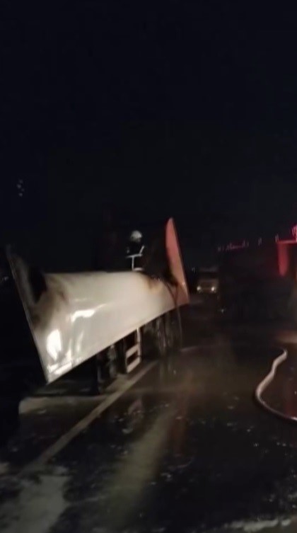 Alevlere teslim olan tır yanarak kullanılamaz hale geldi (Fotoğraflı) Mehmet İhsan Çakar HATAY (İHA) - Hatay’ın Kırıkhan ilçesinde alevlere teslim olan tır, yanarak kullanılamaz hale geldi. Yangın, Kırıkhan ilçesinde Kırıkhan - Reyhanlı yolu mevkiinde yaşandı. Seyir halde olan tır, motor kısmından yanmaya başladı. Kısa sürede yangının büyümesiyle tır, alevlere teslim oldu. Tırın yandığını gören çevredekiler durumu 112 Acil Çağrı Merkezi’ne ihbarda bulundu. İhbar üzerine olay yerine Hatay Büyükşehir Belediyesine bağlı itfaiye ekipleri sevk edildi. Kısa sürede bölgeye gelen itfaiye ekiplerinin müdahalesiyle yangın söndürüldü. Çıkan yangında alevlere teslim olan tır kullanılamaz hale geldi.