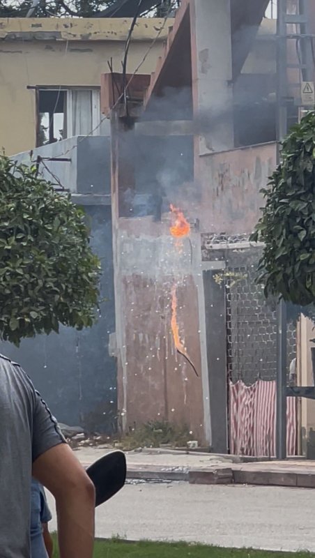  Elektrik teli havai fişek gibi patladı