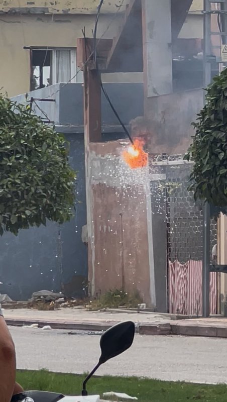  Elektrik teli havai fişek gibi patladı
