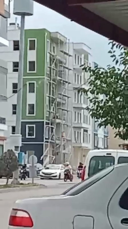  Elektrik teli havai fişek gibi patladı