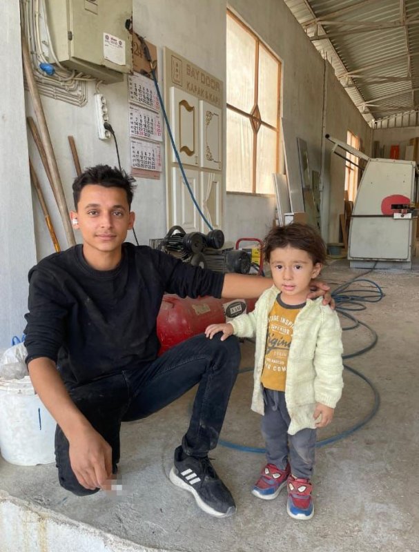 Tırla çarpışan motosikletteki 4 yaşındaki çocuk, 7 günlük yaşam mücadelesini kaybetti (Fotoğraflı) Ferit Savaş HATAY (İHA) - Hatay’da tırla çarpışan motosikletteki 4 yaşındaki çocuk, kaldırıldığı hastanedeki 7 günlük yaşam mücadelesini kaybetti. Dörtyol ilçesi TEM Otoyolu Yeşilköy Kavşağı’nda seyir halindeki 27 BBA 299 tır ile 31 VD 350 plakalı motosiklet çarpışmıştı. Kazada; motosiklet sürücüsü Emir Can Çeliktaş hayatını kaybederken 4 yaşındaki Kayra Demir ağır yaralanmıştı. Hastanede tedavisi devam eden küçük çocuk, 1 hafta süren yaşam mücadelesini kaybetti. Kayra’nın ölümüyle birlikte kazada ölenlerin sayısı 2’ye çıktı.