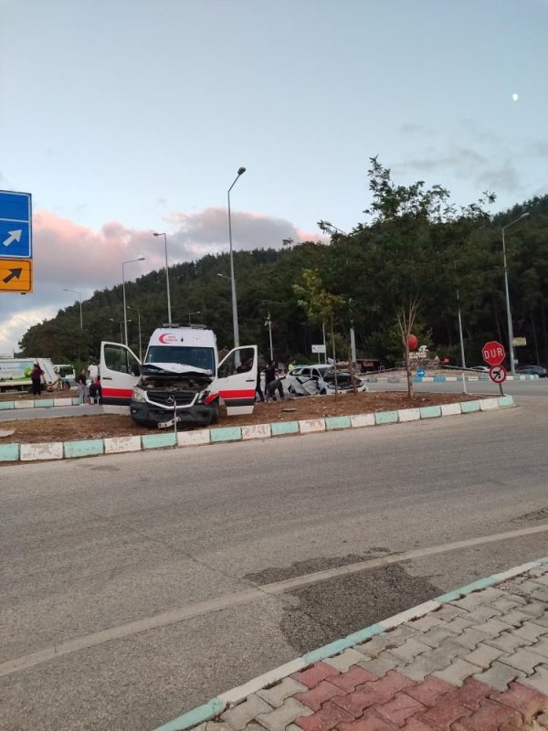 Ambulansla, otomobil çarpıştı: 5 yaralı