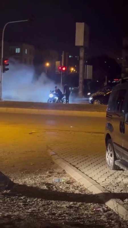 Düğün konvoyunda kırmızı ışığı fırsat bilen motosikletli tozu dumana kattı