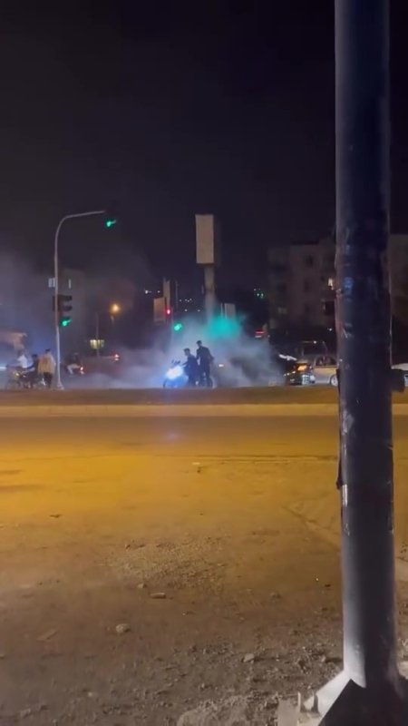 Düğün konvoyunda kırmızı ışığı fırsat bilen motosikletli tozu dumana kattı