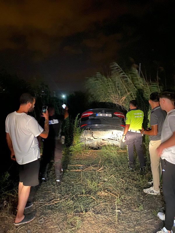 Drift atarken kameraya yakalanan sürücü dereye uçtu