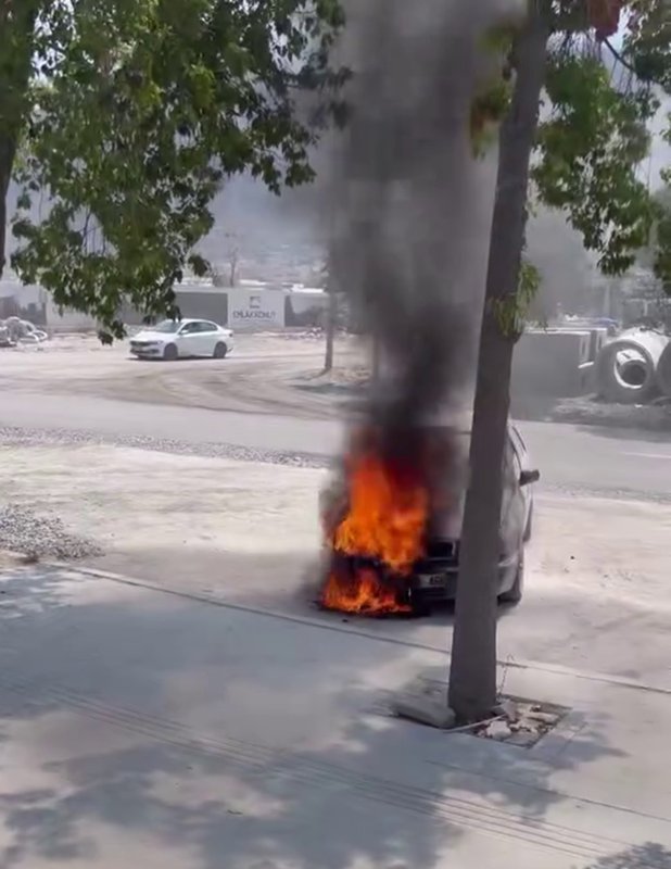 Yanan otomobilin imdadına beton mikseri yetişti