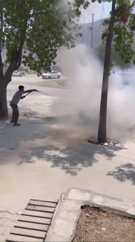 Yanan otomobilin imdadına beton mikseri yetişti