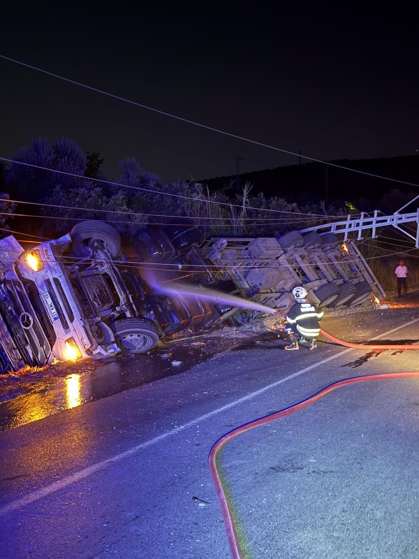 Kırıkhan'da devrilen tırın sürücüsü yaralandı