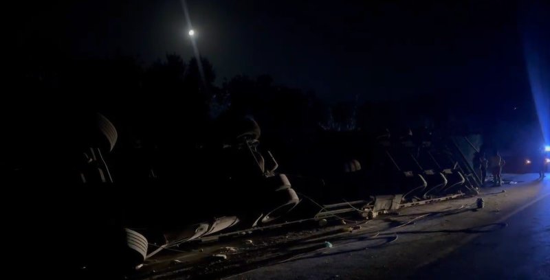 Kırıkhan'da devrilen tırın sürücüsü yaralandı