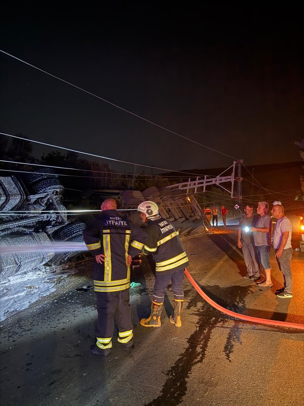 Kırıkhan'da devrilen tırın sürücüsü yaralandı