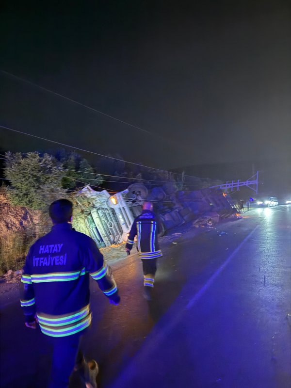 Kırıkhan'da devrilen tırın sürücüsü yaralandı