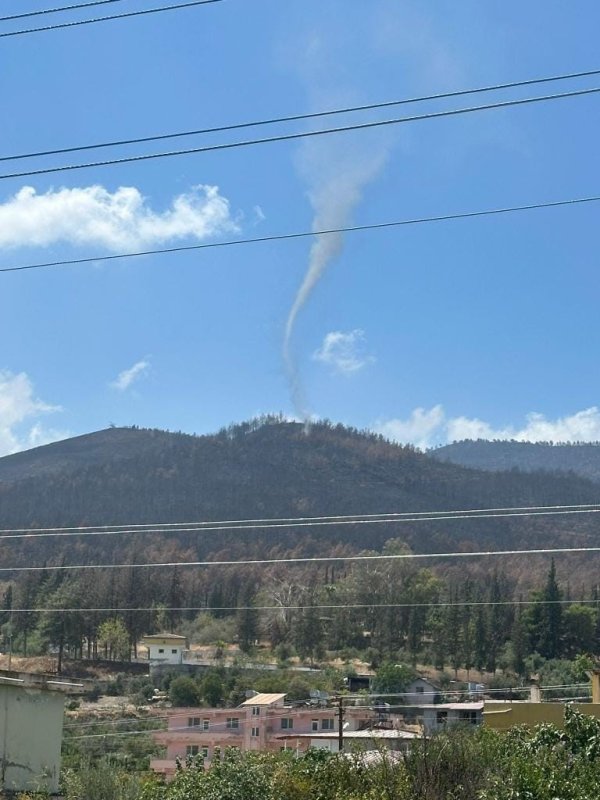 Yangının küle çevirdiği ormanlık alanda çıkan hortumlar kamerada