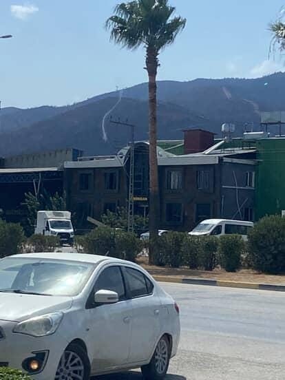 Yangının küle çevirdiği ormanlık alanda çıkan hortumlar kamerada