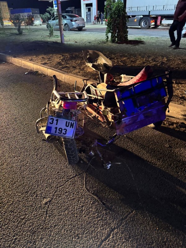 HATAY (İHA) - Hatay’ın Belen ilçesinde otomobil ile sepetli motosikletin çarpıştığı kazada ortalık savaş alanına döndü. Feci kazada 6 kişi yaralanarak hastaneye kaldırıldı.