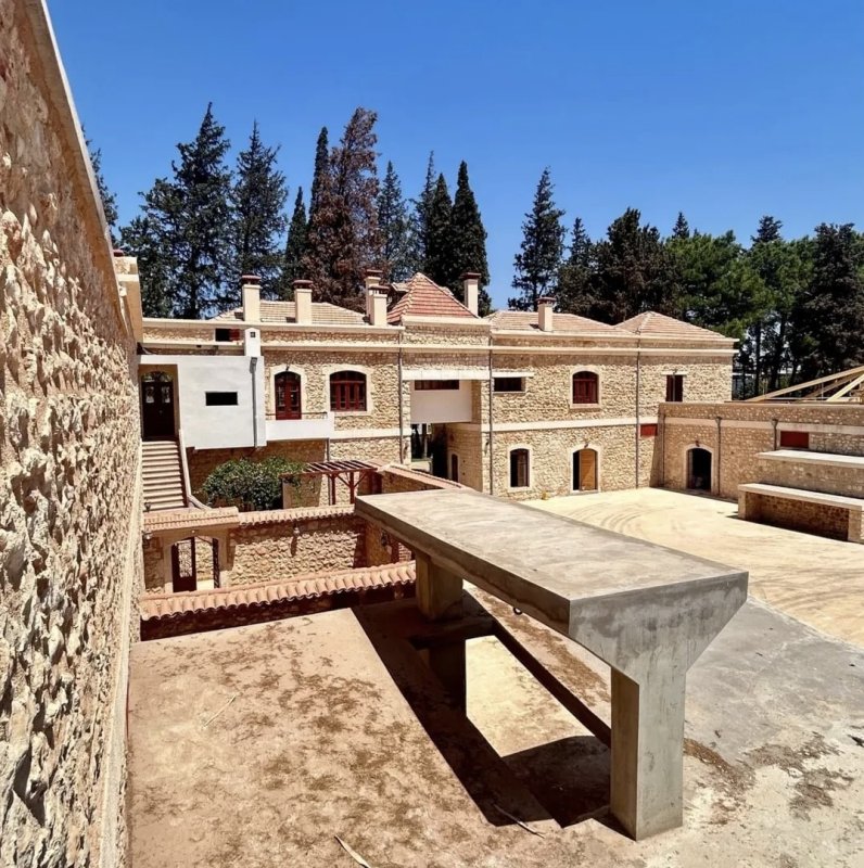 Kibar Feyzo'nun çekildiği tarihi konak restore ediliyor (Fotoğraflı) Arzu Kübra Doğan HATAY (İHA) - Hatay'da birçok filme ev sahipliği yapan ve Kibar Feyzo filminin çekilmesi ile tanınan konak, restore ediliyor. Reyhanlı ilçesinde Suriye sınırına yakın mesafede bulunan ve birçok dizi ile filme ev sahipliği yapan tarihi Müderrisoğlu Konağı, restore ediliyor. Kemal Sunal, Şener Şen gibi isimlerin başrolünde oynadığı 'Kibar Feyzo' filminin çekiminin yapıldığı tarihi konağın restorasyonu ile kültürel mirasın korunması ve gelecek nesillere aktarılması hedefleniyor. Konaktaki restorasyon süreci yerinde inceleyen Hatay İl Kültür ve Turizm Müdürü Abdullah Dinç, yapının tarihi dokusuna sadık kalınarak sürdürülen onarım çalışmalarının önemine dikkat çekti.