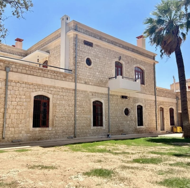 Kibar Feyzo'nun çekildiği tarihi konak restore ediliyor (Fotoğraflı) Arzu Kübra Doğan HATAY (İHA) - Hatay'da birçok filme ev sahipliği yapan ve Kibar Feyzo filminin çekilmesi ile tanınan konak, restore ediliyor. Reyhanlı ilçesinde Suriye sınırına yakın mesafede bulunan ve birçok dizi ile filme ev sahipliği yapan tarihi Müderrisoğlu Konağı, restore ediliyor. Kemal Sunal, Şener Şen gibi isimlerin başrolünde oynadığı 'Kibar Feyzo' filminin çekiminin yapıldığı tarihi konağın restorasyonu ile kültürel mirasın korunması ve gelecek nesillere aktarılması hedefleniyor. Konaktaki restorasyon süreci yerinde inceleyen Hatay İl Kültür ve Turizm Müdürü Abdullah Dinç, yapının tarihi dokusuna sadık kalınarak sürdürülen onarım çalışmalarının önemine dikkat çekti.