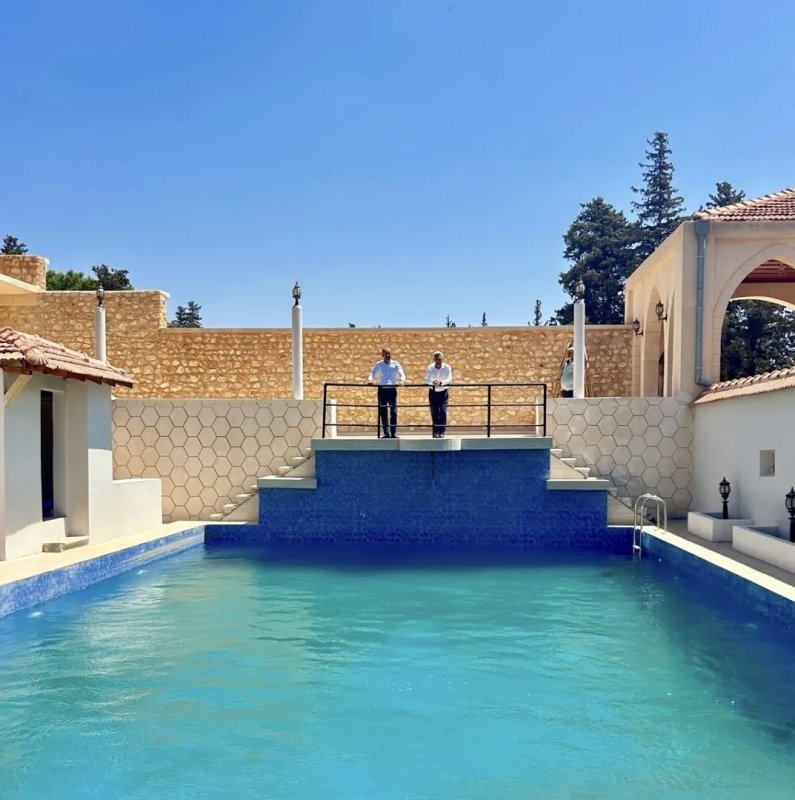 Kibar Feyzo'nun çekildiği tarihi konak restore ediliyor (Fotoğraflı) Arzu Kübra Doğan HATAY (İHA) - Hatay'da birçok filme ev sahipliği yapan ve Kibar Feyzo filminin çekilmesi ile tanınan konak, restore ediliyor. Reyhanlı ilçesinde Suriye sınırına yakın mesafede bulunan ve birçok dizi ile filme ev sahipliği yapan tarihi Müderrisoğlu Konağı, restore ediliyor. Kemal Sunal, Şener Şen gibi isimlerin başrolünde oynadığı 'Kibar Feyzo' filminin çekiminin yapıldığı tarihi konağın restorasyonu ile kültürel mirasın korunması ve gelecek nesillere aktarılması hedefleniyor. Konaktaki restorasyon süreci yerinde inceleyen Hatay İl Kültür ve Turizm Müdürü Abdullah Dinç, yapının tarihi dokusuna sadık kalınarak sürdürülen onarım çalışmalarının önemine dikkat çekti.