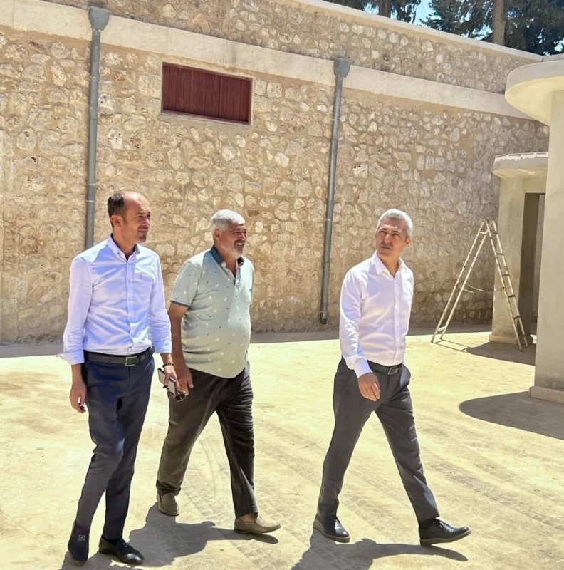 Kibar Feyzo'nun çekildiği tarihi konak restore ediliyor (Fotoğraflı) Arzu Kübra Doğan HATAY (İHA) - Hatay'da birçok filme ev sahipliği yapan ve Kibar Feyzo filminin çekilmesi ile tanınan konak, restore ediliyor. Reyhanlı ilçesinde Suriye sınırına yakın mesafede bulunan ve birçok dizi ile filme ev sahipliği yapan tarihi Müderrisoğlu Konağı, restore ediliyor. Kemal Sunal, Şener Şen gibi isimlerin başrolünde oynadığı 'Kibar Feyzo' filminin çekiminin yapıldığı tarihi konağın restorasyonu ile kültürel mirasın korunması ve gelecek nesillere aktarılması hedefleniyor. Konaktaki restorasyon süreci yerinde inceleyen Hatay İl Kültür ve Turizm Müdürü Abdullah Dinç, yapının tarihi dokusuna sadık kalınarak sürdürülen onarım çalışmalarının önemine dikkat çekti.