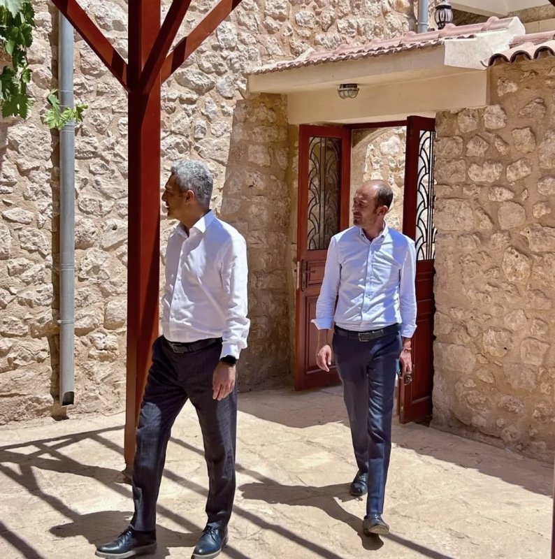 Kibar Feyzo'nun çekildiği tarihi konak restore ediliyor (Fotoğraflı) Arzu Kübra Doğan HATAY (İHA) - Hatay'da birçok filme ev sahipliği yapan ve Kibar Feyzo filminin çekilmesi ile tanınan konak, restore ediliyor. Reyhanlı ilçesinde Suriye sınırına yakın mesafede bulunan ve birçok dizi ile filme ev sahipliği yapan tarihi Müderrisoğlu Konağı, restore ediliyor. Kemal Sunal, Şener Şen gibi isimlerin başrolünde oynadığı 'Kibar Feyzo' filminin çekiminin yapıldığı tarihi konağın restorasyonu ile kültürel mirasın korunması ve gelecek nesillere aktarılması hedefleniyor. Konaktaki restorasyon süreci yerinde inceleyen Hatay İl Kültür ve Turizm Müdürü Abdullah Dinç, yapının tarihi dokusuna sadık kalınarak sürdürülen onarım çalışmalarının önemine dikkat çekti.