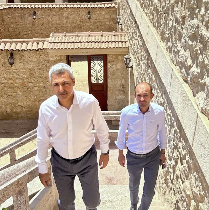 Kibar Feyzo'nun çekildiği tarihi konak restore ediliyor (Fotoğraflı) Arzu Kübra Doğan HATAY (İHA) - Hatay'da birçok filme ev sahipliği yapan ve Kibar Feyzo filminin çekilmesi ile tanınan konak, restore ediliyor. Reyhanlı ilçesinde Suriye sınırına yakın mesafede bulunan ve birçok dizi ile filme ev sahipliği yapan tarihi Müderrisoğlu Konağı, restore ediliyor. Kemal Sunal, Şener Şen gibi isimlerin başrolünde oynadığı 'Kibar Feyzo' filminin çekiminin yapıldığı tarihi konağın restorasyonu ile kültürel mirasın korunması ve gelecek nesillere aktarılması hedefleniyor. Konaktaki restorasyon süreci yerinde inceleyen Hatay İl Kültür ve Turizm Müdürü Abdullah Dinç, yapının tarihi dokusuna sadık kalınarak sürdürülen onarım çalışmalarının önemine dikkat çekti.