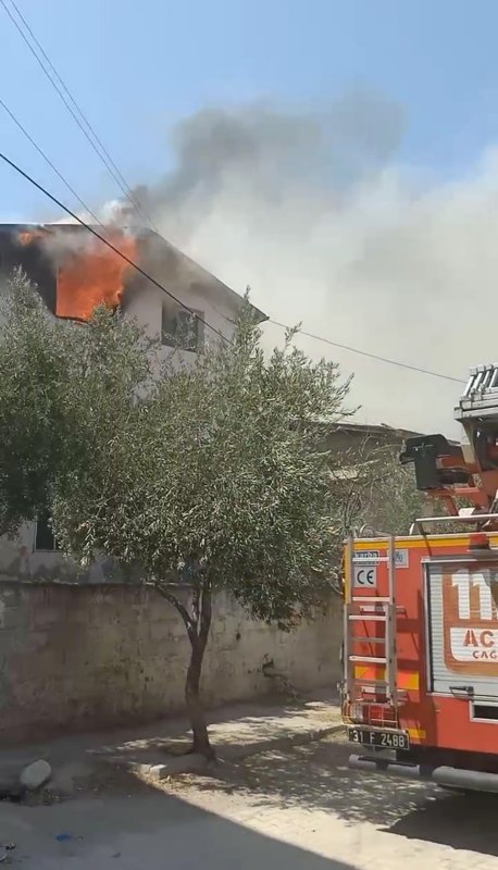 Hatay'da ev yangını: Anne kurtarılırken, 3 yaşındaki çocuk hastaneye kaldırıldı