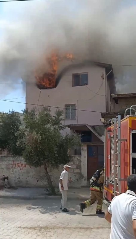 Hatay'da ev yangını: Anne kurtarılırken, 3 yaşındaki çocuk hastaneye kaldırıldı