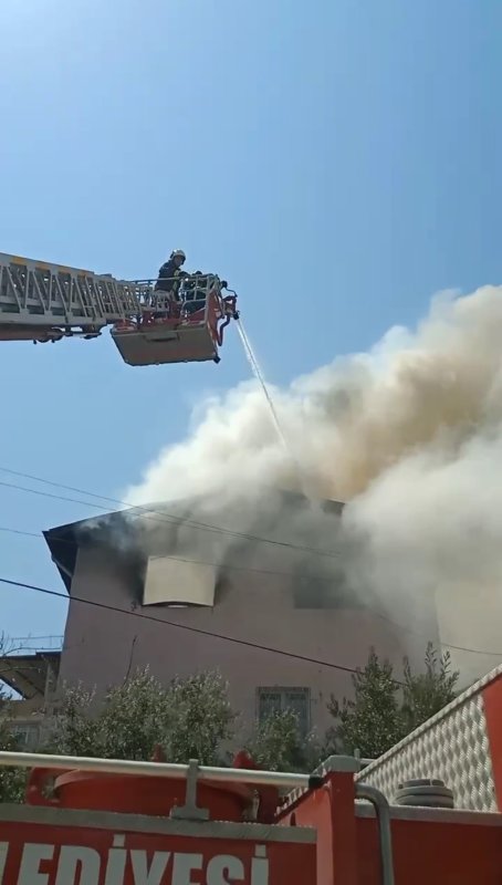 Hatay'da ev yangını: Anne kurtarılırken, 3 yaşındaki çocuk hastaneye kaldırıldı