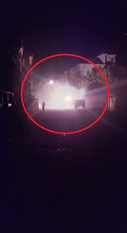 Elektrik tellerindeki patlamalar geceyi gündüze çevirdi (Fotoğraflı) Yakup Söylemez HATAY (İHA) - Hatay'ın Hassa ilçesinde aşırı sıcaklar nedeniyle genleşen elektrik tellerinde meydana gelen patlamaların geceyi gündüze çevirdiği anlar kameraya yansıdı. Olay, Hassa ilçesi Akbez Mahallesi'nde yaşandı. Yaz mevsimlerinde hava sıcaklığının 40 derecenin üzerine çıkmasıyla birlikte klima ve elektrikli cihaz kullanımının artması, elektrik tellerinde yüklenmeyi artırırken genleşmeye yol açtı. Bölgedeki tellerde arka arkaya gelen patlamalar, adeta geceyi gündüze çevirdi. Patlamaların geceyi aydınlattığı ve mahallede yaşayan vatandaşların panik anları cep telefonu kamerasına kaydedildi. Vatandaşların ihbar üzerine bölgeye gelen ekipler güvenlik önlemi aldı. Ekiplerin çalışması süresince mahalleye bir süre elektrik verilemedi.