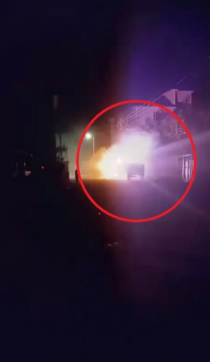 Elektrik tellerindeki patlamalar geceyi gündüze çevirdi (Fotoğraflı) Yakup Söylemez HATAY (İHA) - Hatay'ın Hassa ilçesinde aşırı sıcaklar nedeniyle genleşen elektrik tellerinde meydana gelen patlamaların geceyi gündüze çevirdiği anlar kameraya yansıdı. Olay, Hassa ilçesi Akbez Mahallesi'nde yaşandı. Yaz mevsimlerinde hava sıcaklığının 40 derecenin üzerine çıkmasıyla birlikte klima ve elektrikli cihaz kullanımının artması, elektrik tellerinde yüklenmeyi artırırken genleşmeye yol açtı. Bölgedeki tellerde arka arkaya gelen patlamalar, adeta geceyi gündüze çevirdi. Patlamaların geceyi aydınlattığı ve mahallede yaşayan vatandaşların panik anları cep telefonu kamerasına kaydedildi. Vatandaşların ihbar üzerine bölgeye gelen ekipler güvenlik önlemi aldı. Ekiplerin çalışması süresince mahalleye bir süre elektrik verilemedi.