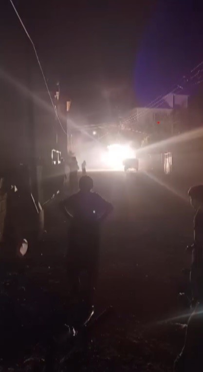 Elektrik tellerindeki patlamalar geceyi gündüze çevirdi (Fotoğraflı) Yakup Söylemez HATAY (İHA) - Hatay'ın Hassa ilçesinde aşırı sıcaklar nedeniyle genleşen elektrik tellerinde meydana gelen patlamaların geceyi gündüze çevirdiği anlar kameraya yansıdı. Olay, Hassa ilçesi Akbez Mahallesi'nde yaşandı. Yaz mevsimlerinde hava sıcaklığının 40 derecenin üzerine çıkmasıyla birlikte klima ve elektrikli cihaz kullanımının artması, elektrik tellerinde yüklenmeyi artırırken genleşmeye yol açtı. Bölgedeki tellerde arka arkaya gelen patlamalar, adeta geceyi gündüze çevirdi. Patlamaların geceyi aydınlattığı ve mahallede yaşayan vatandaşların panik anları cep telefonu kamerasına kaydedildi. Vatandaşların ihbar üzerine bölgeye gelen ekipler güvenlik önlemi aldı. Ekiplerin çalışması süresince mahalleye bir süre elektrik verilemedi.