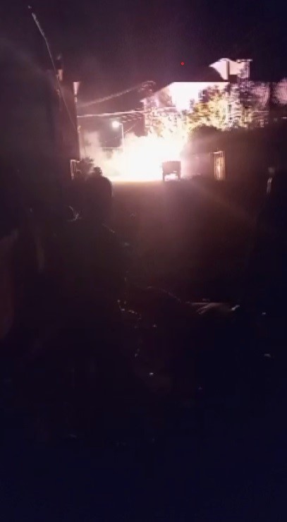 Elektrik tellerindeki patlamalar geceyi gündüze çevirdi (Fotoğraflı) Yakup Söylemez HATAY (İHA) - Hatay'ın Hassa ilçesinde aşırı sıcaklar nedeniyle genleşen elektrik tellerinde meydana gelen patlamaların geceyi gündüze çevirdiği anlar kameraya yansıdı. Olay, Hassa ilçesi Akbez Mahallesi'nde yaşandı. Yaz mevsimlerinde hava sıcaklığının 40 derecenin üzerine çıkmasıyla birlikte klima ve elektrikli cihaz kullanımının artması, elektrik tellerinde yüklenmeyi artırırken genleşmeye yol açtı. Bölgedeki tellerde arka arkaya gelen patlamalar, adeta geceyi gündüze çevirdi. Patlamaların geceyi aydınlattığı ve mahallede yaşayan vatandaşların panik anları cep telefonu kamerasına kaydedildi. Vatandaşların ihbar üzerine bölgeye gelen ekipler güvenlik önlemi aldı. Ekiplerin çalışması süresince mahalleye bir süre elektrik verilemedi.