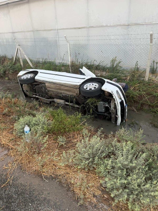 Otomobil sulama kanalına uçtu