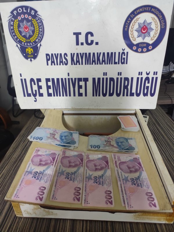 Hatay’da kumar baskını: Para, iskambil kâğıdı ve oyun makinesi ele geçirildi (Fotoğraflı) Arzu Kübra Doğan HATAY (İHA) - Hatay’ın Payas ilçesinde bir iş yerine yapılan baskında 2 bin TL para, 662 adet iskambil kâğıdı ve bir oyun makinesine el konuldu. Hatay Emniyet Müdürlüğü ekiplerince ‘Kumar oynanması için yer ve imkân sağlama’ suçuna yönelik çalışmalar kapsamında Payas Yıldırım Beyazıt Mahallesi’nde bir iş yerine baskın düzenlendi. Yapılan kontrollerde masada 4 kişinin kumar oynadığı tespit edildi. Masada bulunan 2 bin TL para, 662 adet iskambil kâğıdı ve bir oyun makinesine el konuldu. Kumar oynayan şahıslara idari para cezası uygulanırken, iş yeri sahibi hakkında ‘kumar oynanması için yer ve mekan sağlamak’ suçundan adli işlem başlatıldı.