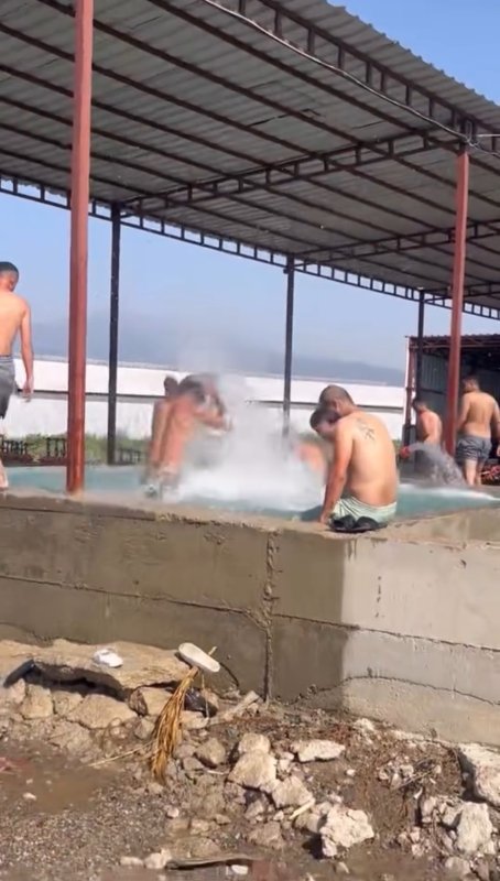 Kavurucu sıcaktan bunalan tarım işçileri maydanoz havuzunda serinledi