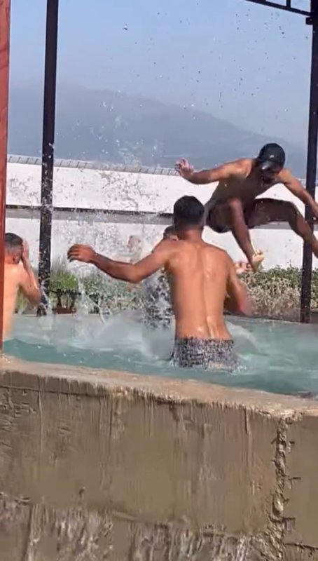 Kavurucu sıcaktan bunalan tarım işçileri maydanoz havuzunda serinledi