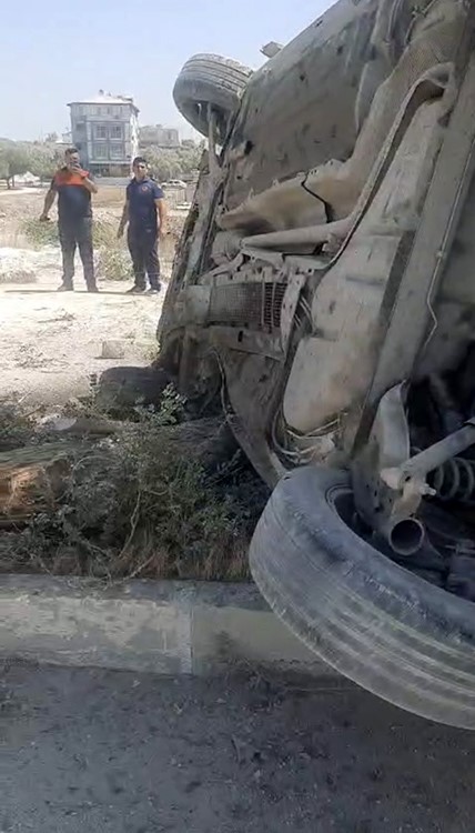 Takla atan otomobil ağaça çarparak durabildi