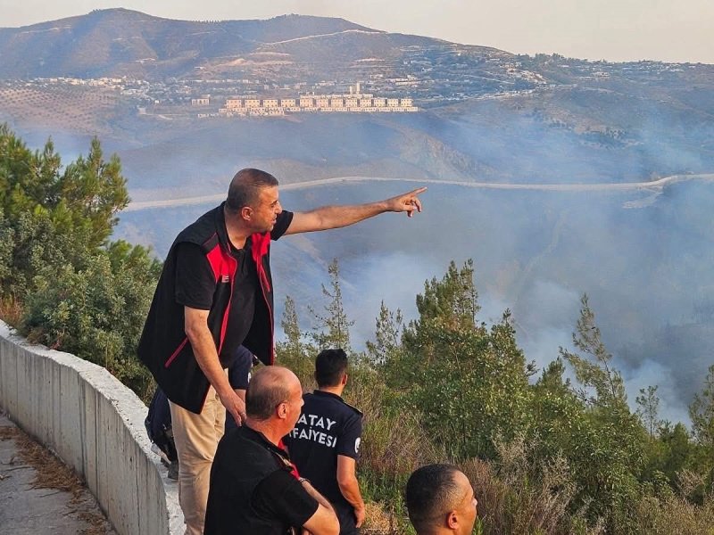 Hatay'da orman yangını sürüyor... Alevlere müdahale 10. saatte devam ediyor (Fotoğraflı - Görüntülü) Arzu Kübra Doğan HATAY (İHA) - Hatay’da çıkan orman yangınına müdahale 10. saatte gece karanlığında devam ediyor. Yangın, saat 15.30 sıralarında Yayladağı ilçesi Arslanyazı Mahallesi'nde ormanlık alanda çıktı. Alevlere Hatay Valiliği koordinesinde; Orman Bölge Müdürlüğü, Hatay Büyükşehir Belediyesi, AFAD, destek illerin ekipleri, Yayladağı Belediyesi ile TAMP kapsamında görevli kurum ve kuruluşların personelleri ile müdahale devam ediyor. Olay yerinde alevlere müdahale eden 69 araç ve yaklaşık 200 personel bulunuyor. Öte yandan gündüz saatlerinde yangına 2 askeri helikopter müdahale etti. Ekiplerin 10. saatte müdahaleye devam ettiği yangında alevlerin günün ağarmasıyla kontrol altına alınması bekleniyor.