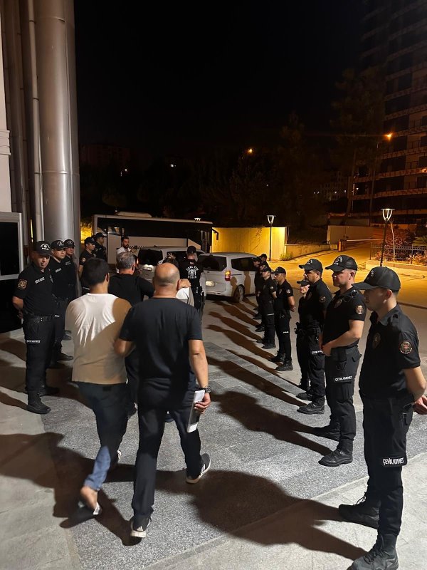 Samandağ’da kavgaya karışan 4 kişi tutuklandı (Fotoğraflı) Arzu Kübra Doğan HATAY (İHA) - Hatay’da inşaat işçileri ile vatandaşlar arasında çıkan kavgaya karışan 4 şahıs mahkemece tutuklandı. Samandağ ilçesi Hz. Hızır Parkı sahil alanında 8 Ağustos tarihinde özel firmaya bağlı inşaat işçileri ile vatandaşlar arasında yaşanan olayda 1 şahıs yaralanmıştı. S.Ş.’nin yaralanması ve devamındaki olaylarla ilgili olarak Kasten Öldürmeye Teşebbüs-Kasten Yaralama-Tehdit-Hakaret suçundan Hatay Valiliği İl Emniyet Müdürlüğü görevlilerince 5 şahıs yakalanarak göz altına alındı. Adli makamlara sevk edilen 5 şahıstan Y.G. serbest bırakılırken, diğer şahıslar M.E., K.Ö., H.S. ile M.Ç. tutuklanarak cezaevine teslim edildiler.