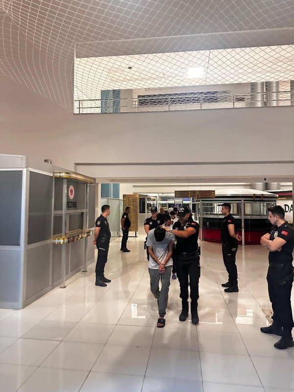 Samandağ’da kavgaya karışan 4 kişi tutuklandı (Fotoğraflı) Arzu Kübra Doğan HATAY (İHA) - Hatay’da inşaat işçileri ile vatandaşlar arasında çıkan kavgaya karışan 4 şahıs mahkemece tutuklandı. Samandağ ilçesi Hz. Hızır Parkı sahil alanında 8 Ağustos tarihinde özel firmaya bağlı inşaat işçileri ile vatandaşlar arasında yaşanan olayda 1 şahıs yaralanmıştı. S.Ş.’nin yaralanması ve devamındaki olaylarla ilgili olarak Kasten Öldürmeye Teşebbüs-Kasten Yaralama-Tehdit-Hakaret suçundan Hatay Valiliği İl Emniyet Müdürlüğü görevlilerince 5 şahıs yakalanarak göz altına alındı. Adli makamlara sevk edilen 5 şahıstan Y.G. serbest bırakılırken, diğer şahıslar M.E., K.Ö., H.S. ile M.Ç. tutuklanarak cezaevine teslim edildiler.