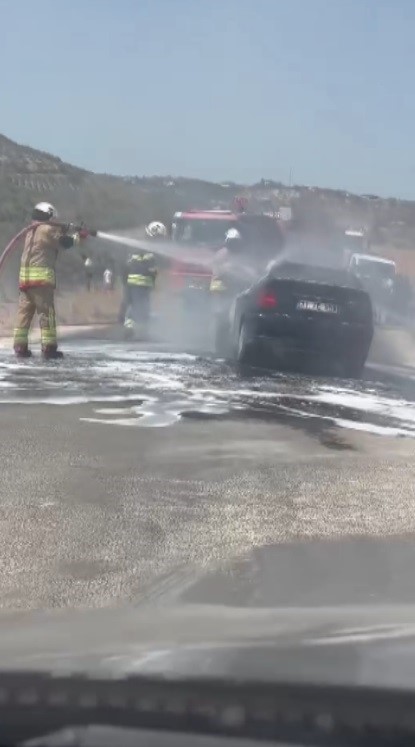 Seyir halindeki otomobil alev alev yanarak kullanılamaz hale geldi
