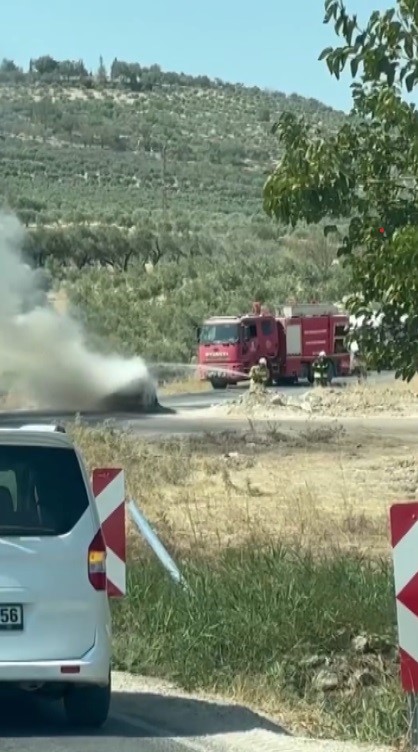 Seyir halindeki otomobil alev alev yanarak kullanılamaz hale geldi